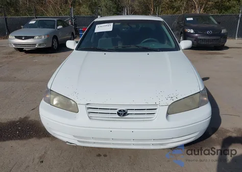 1997 Toyota Camry Le z USA, uszkodzony, nr VIN 4T1BG22K8VU750904